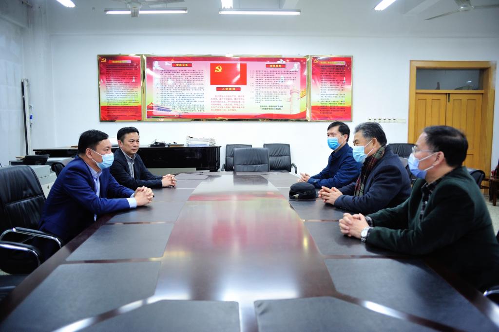日照兴业集团董事长丁杰来学校访问