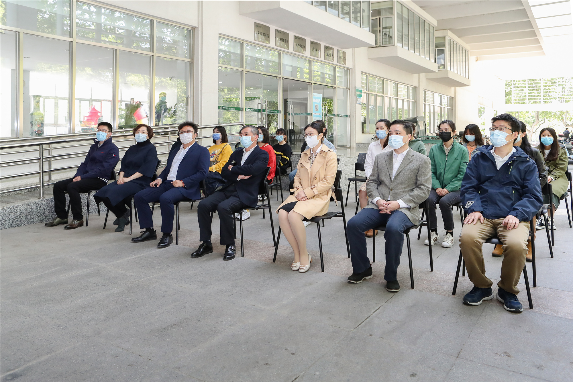 康师傅控股向我校学子捐赠爱心物资
