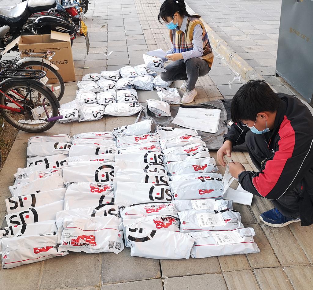 研究生党员工作站为55名湖北学生和抗疫志愿者寄送“防疫暖心包”