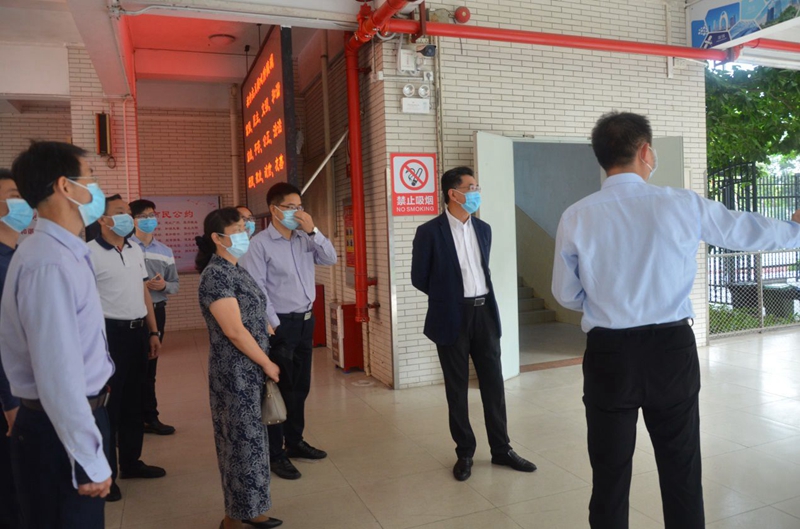 我校附属实验学校初三学生返校林如鹏书记、宋献中校长带队检查返校日工作