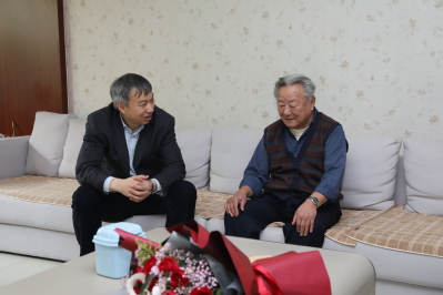 校领导“五一”节前走访慰问劳动模范和先进工作者
