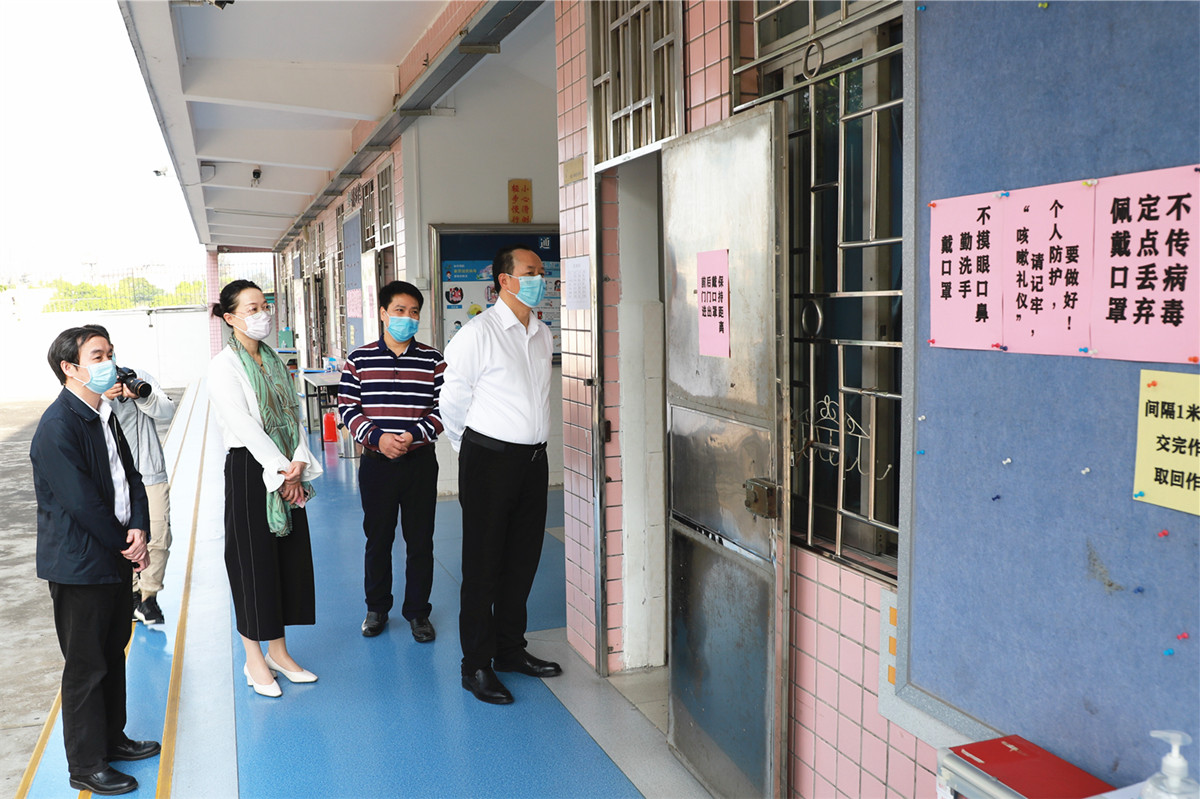 章熙春书记检查附属实验学校中学部复学复课工作