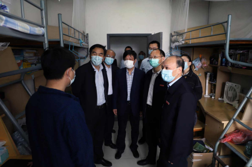 校领导看望京江学院返校毕业生