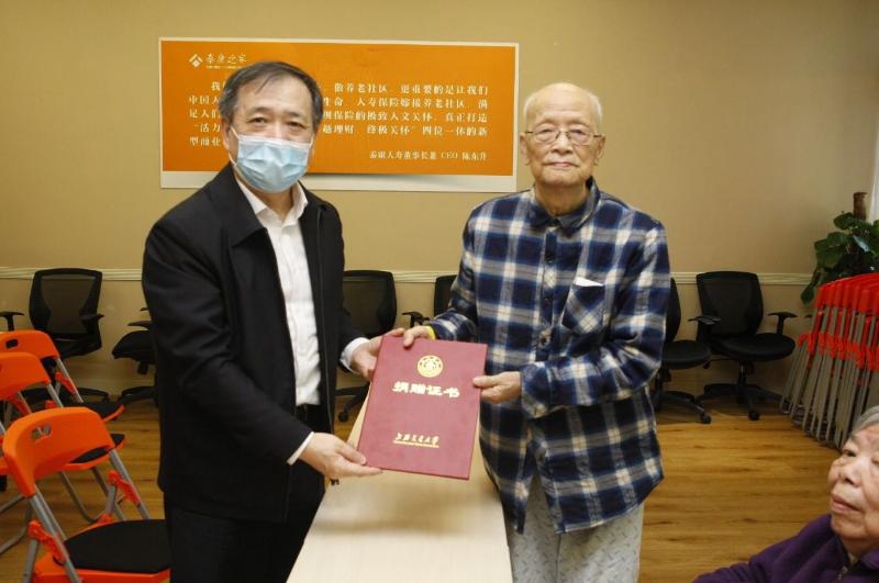 校党委书记杨振斌看望离休干部黄良余夫妇
