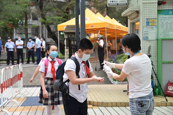 校领导检查附小复课防疫工作华农附小740名学生今日返校