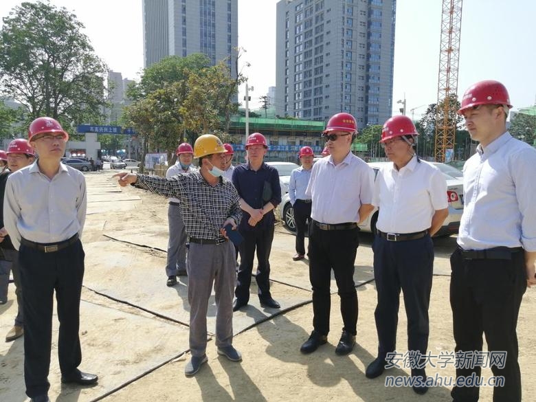 校领导实地察看龙河校区旧城改建项目工地