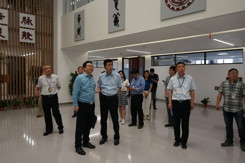 洪军督查推进法学研究院平台建设工作