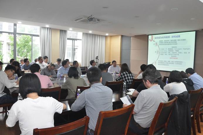陈坚院士应邀与化工学院青年教师畅谈“为学之道，治学之本——如何成为一名优秀教授”