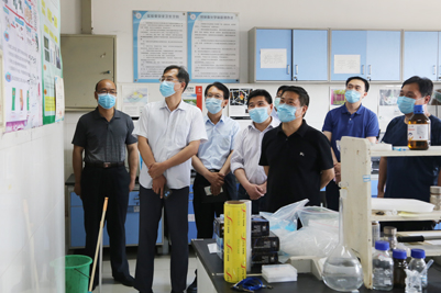 学校领导走访调研工作并看望返校学生