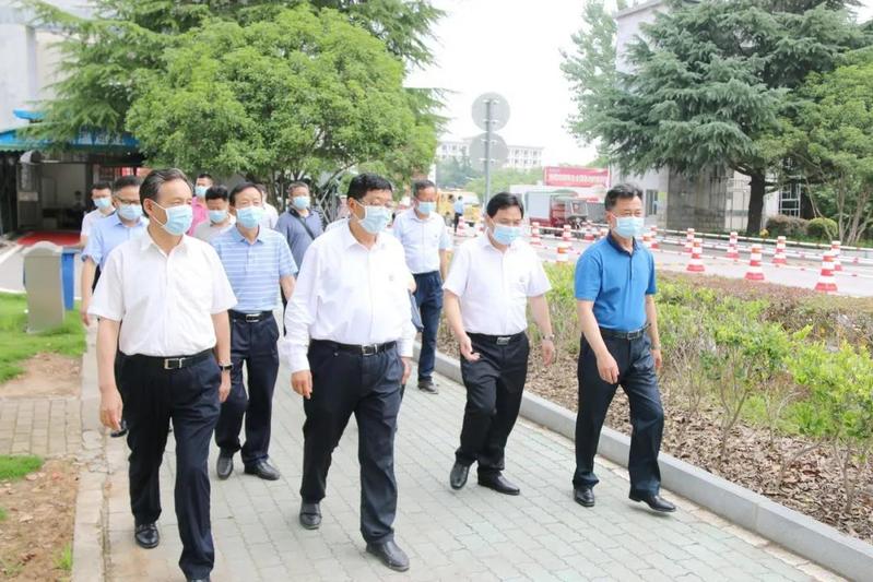 市、区领导调研我校疫情防控及复学复课准备工作