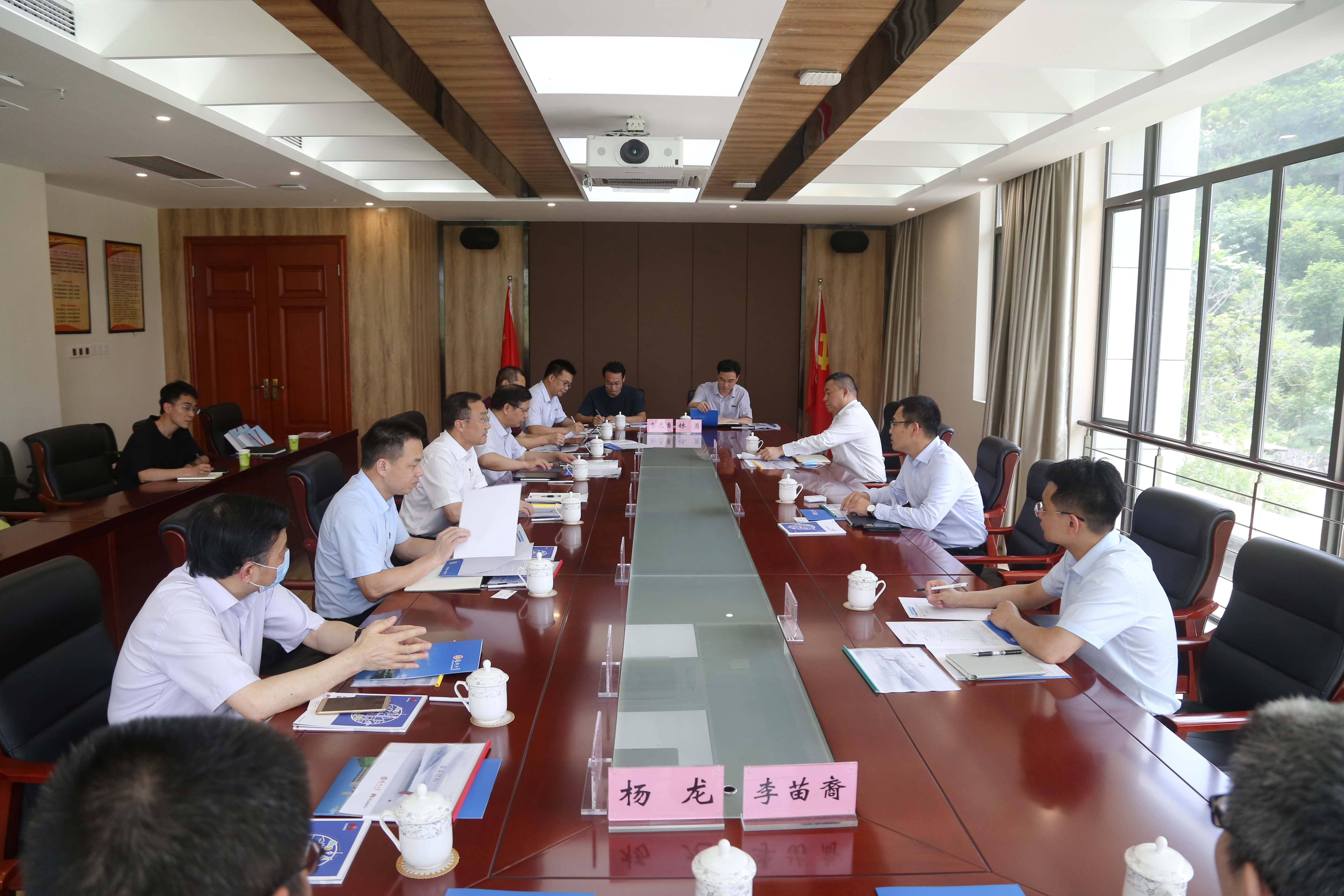 华为福建政企业务部总经理马力一行来福大洽谈合作