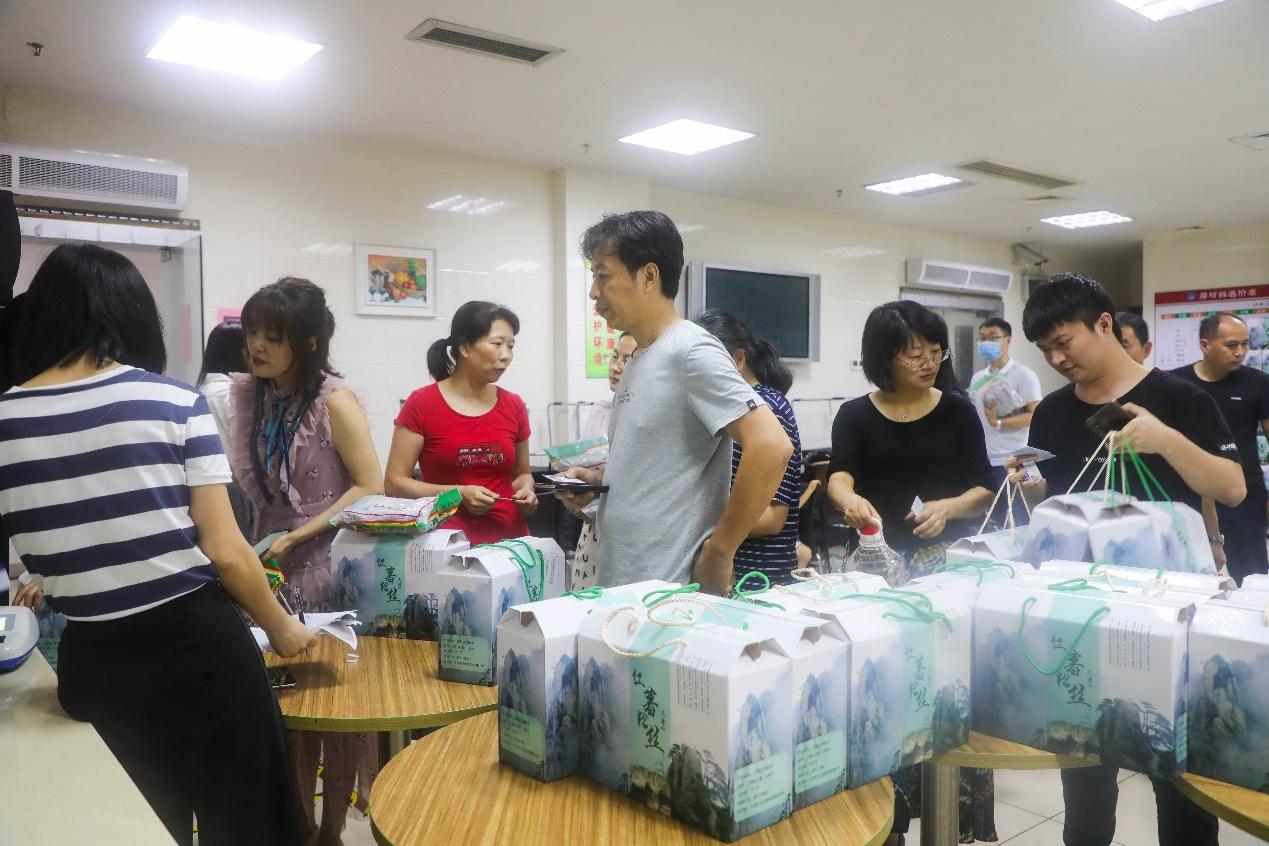 “扶贫超市”开进了办公楼