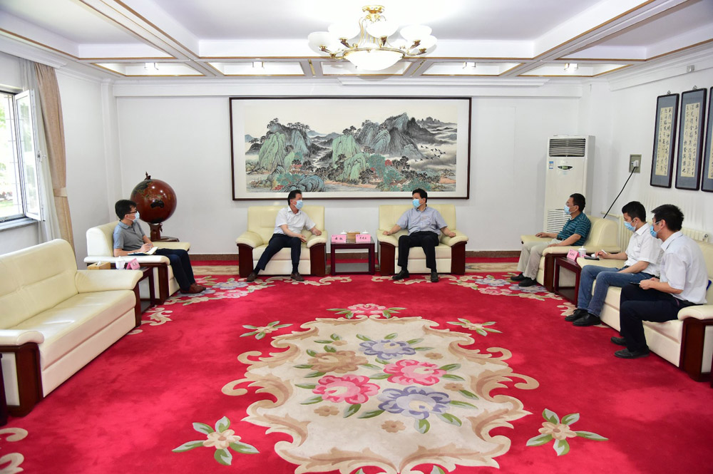 北京市教委副主任黄侃一行到我校调研