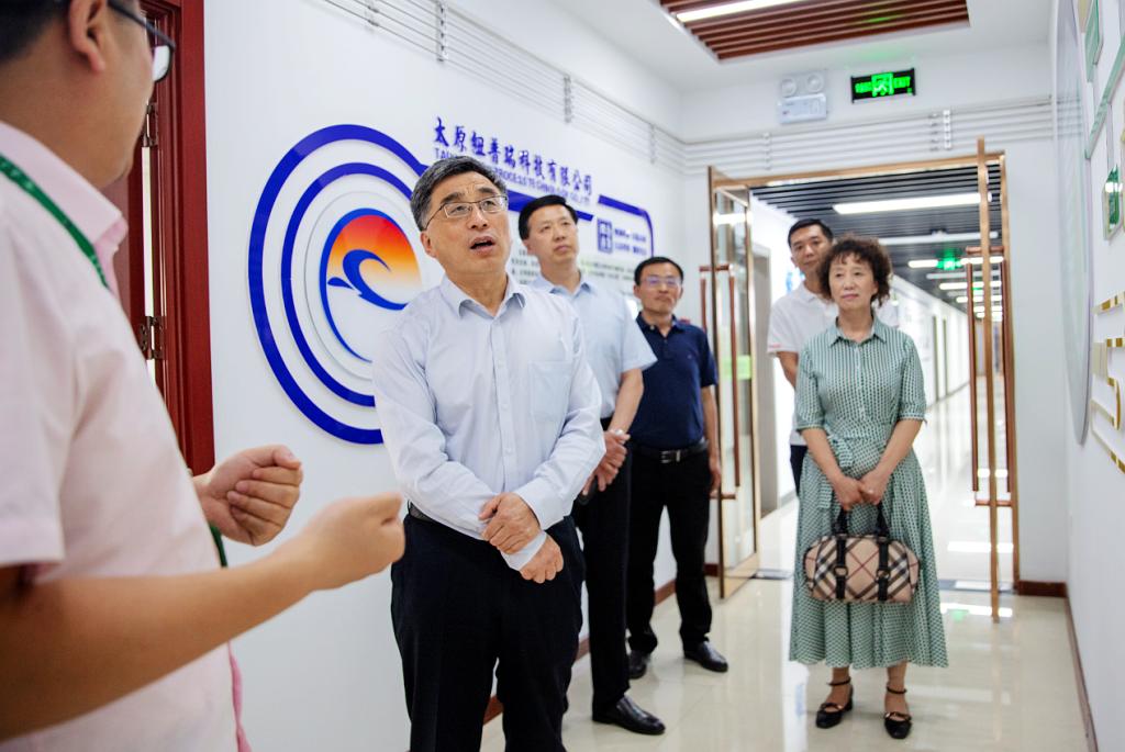 中国工程院院士、校长黄庆学深入学校科技产业孵化园调研指导