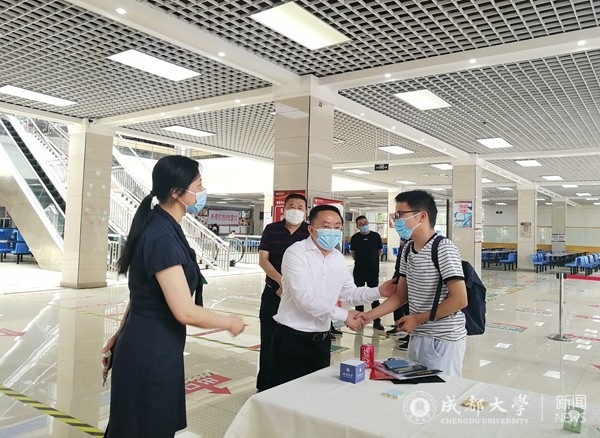 毛洪涛关心毕业生返校就餐情况
