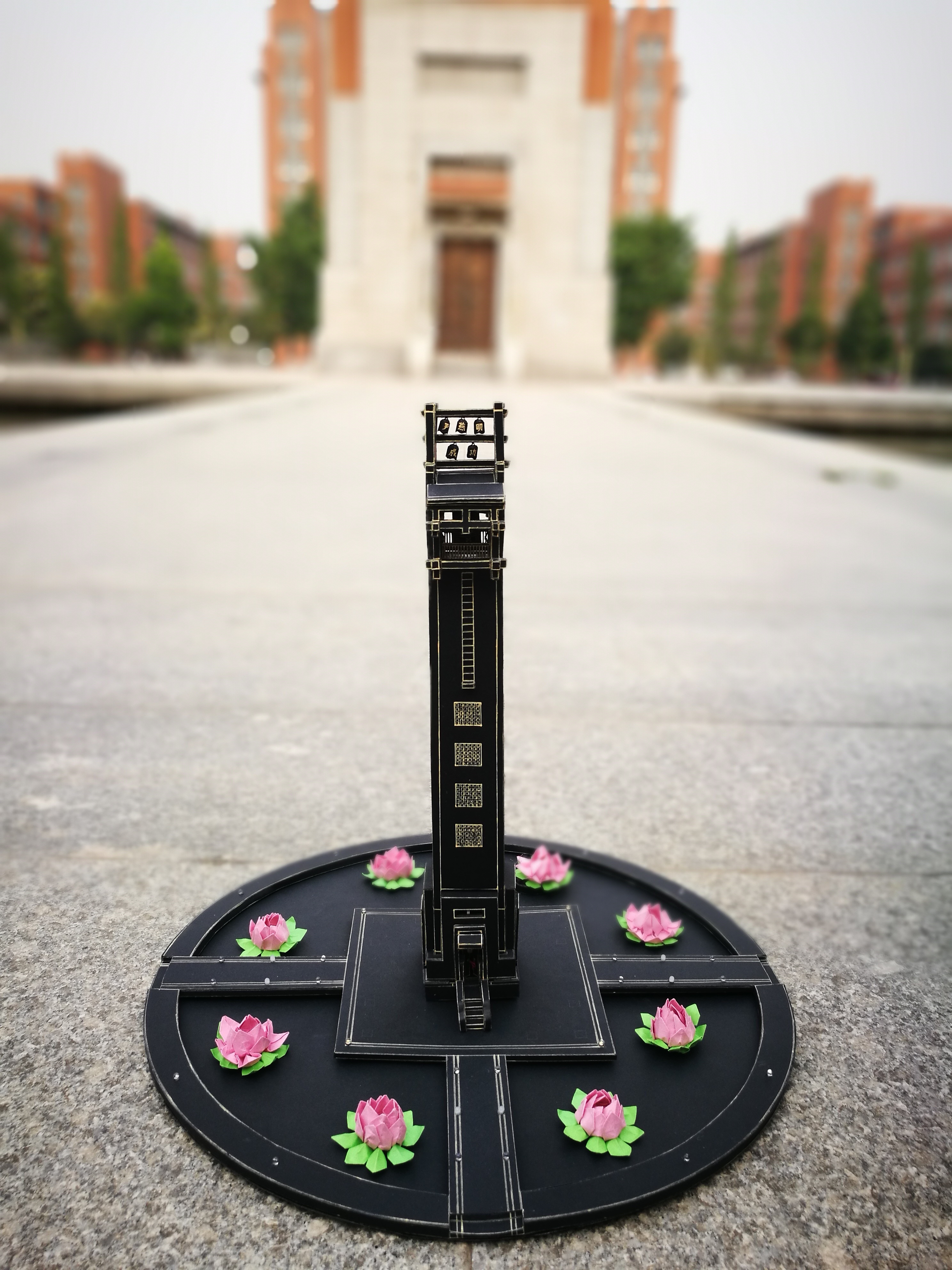 郑州大学毕业生纸雕校园致敬母校