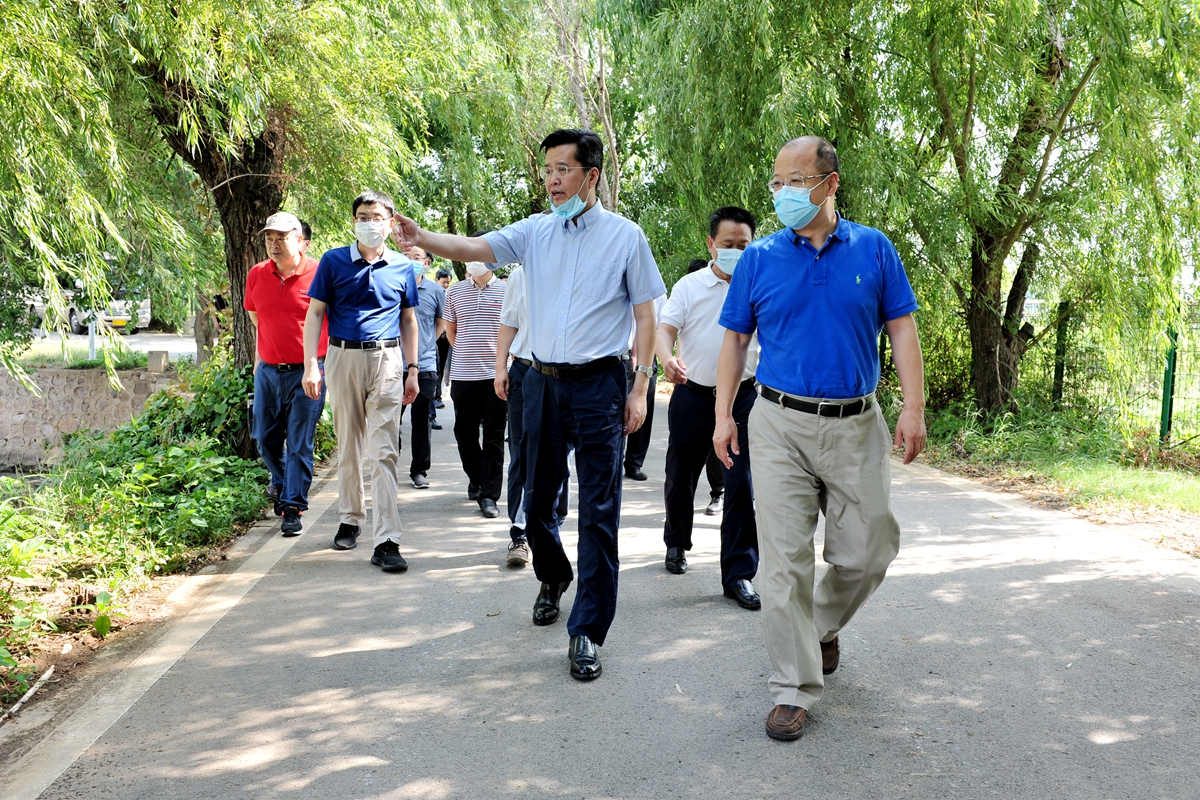 武汉市副市长陈邂馨一行调研我校南湖治理工作