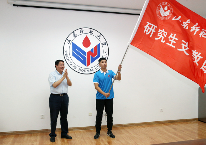 唐洲雁为学校第22届研究生支教团出征授旗
