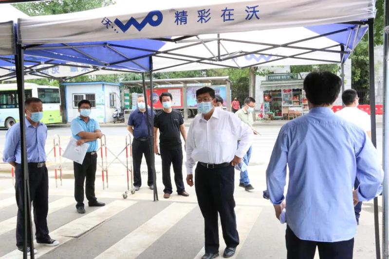 校领导检查学生返校复学各项准备工作