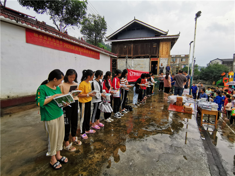 传递希望：力学与土木建筑学院向广西融水捐赠爱心礼物