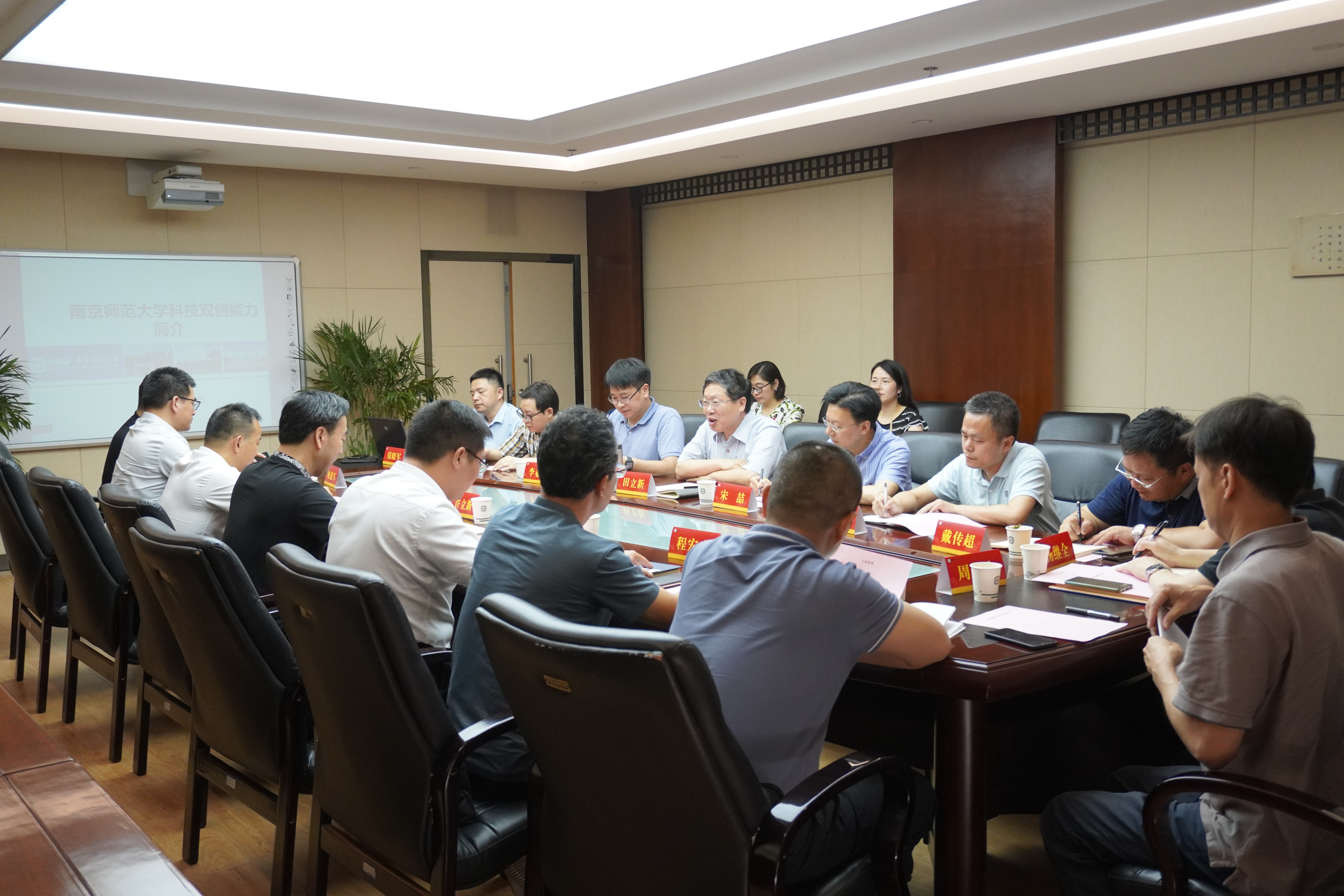 无锡市梁溪区委副书记、区长许立新到访我校