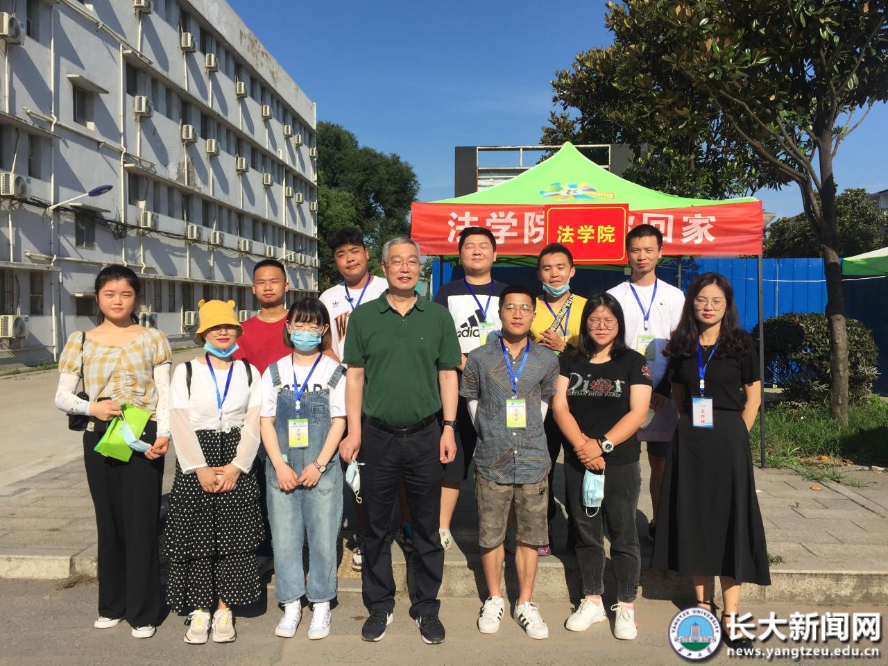 【返校聚焦】冯征检查毕业生返校工作