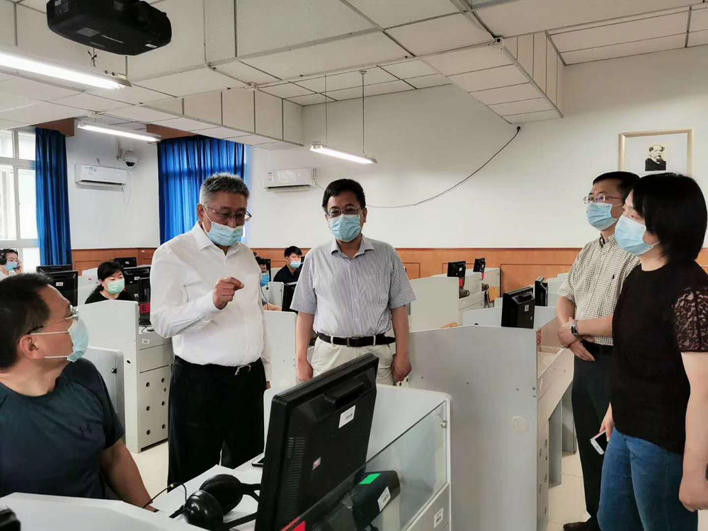 校领导检查指导思政课期末线上考试工作