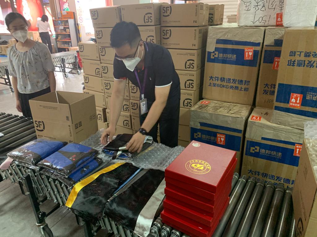 北航为2020届毕业生寄出3000余份定制学位服和毕业礼包