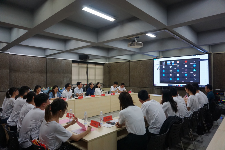 徐国正参加建筑学院毕业生座谈会