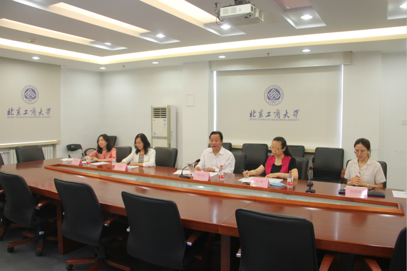 学校举行2020年派出学生留学成果汇报会暨派出学生行前教育说明会