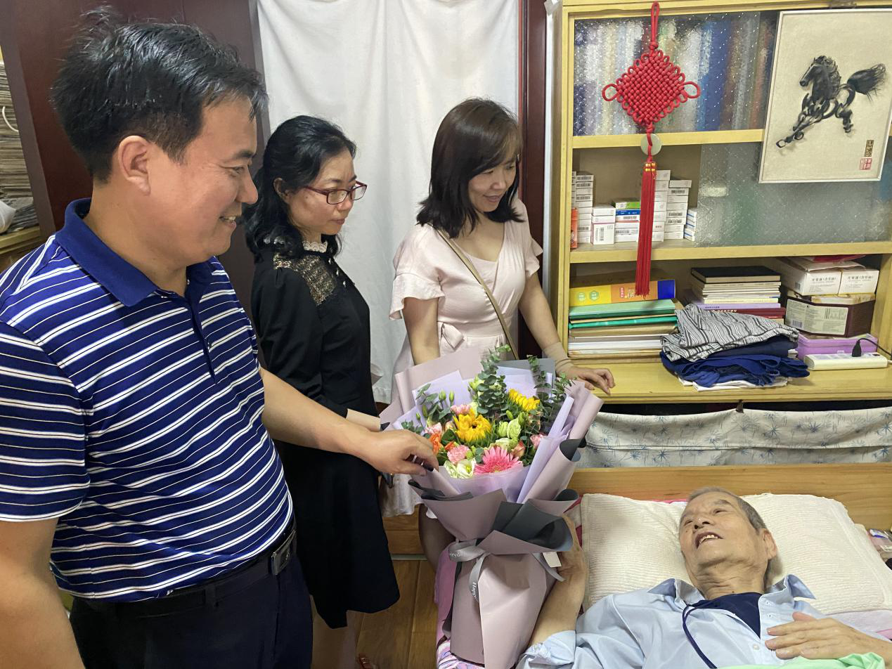 九三学社西工大支社为社员张光慎老师庆90岁寿辰