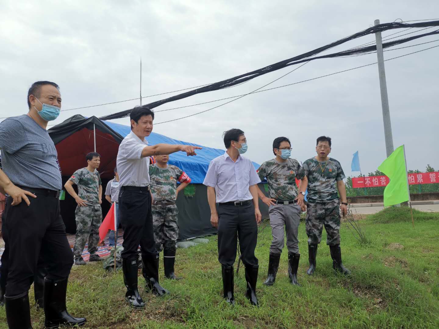校领导赴武金堤看望慰问我校抗洪抢险党员突击队队员