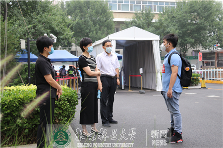 校领导巡查毕业“寄”工作