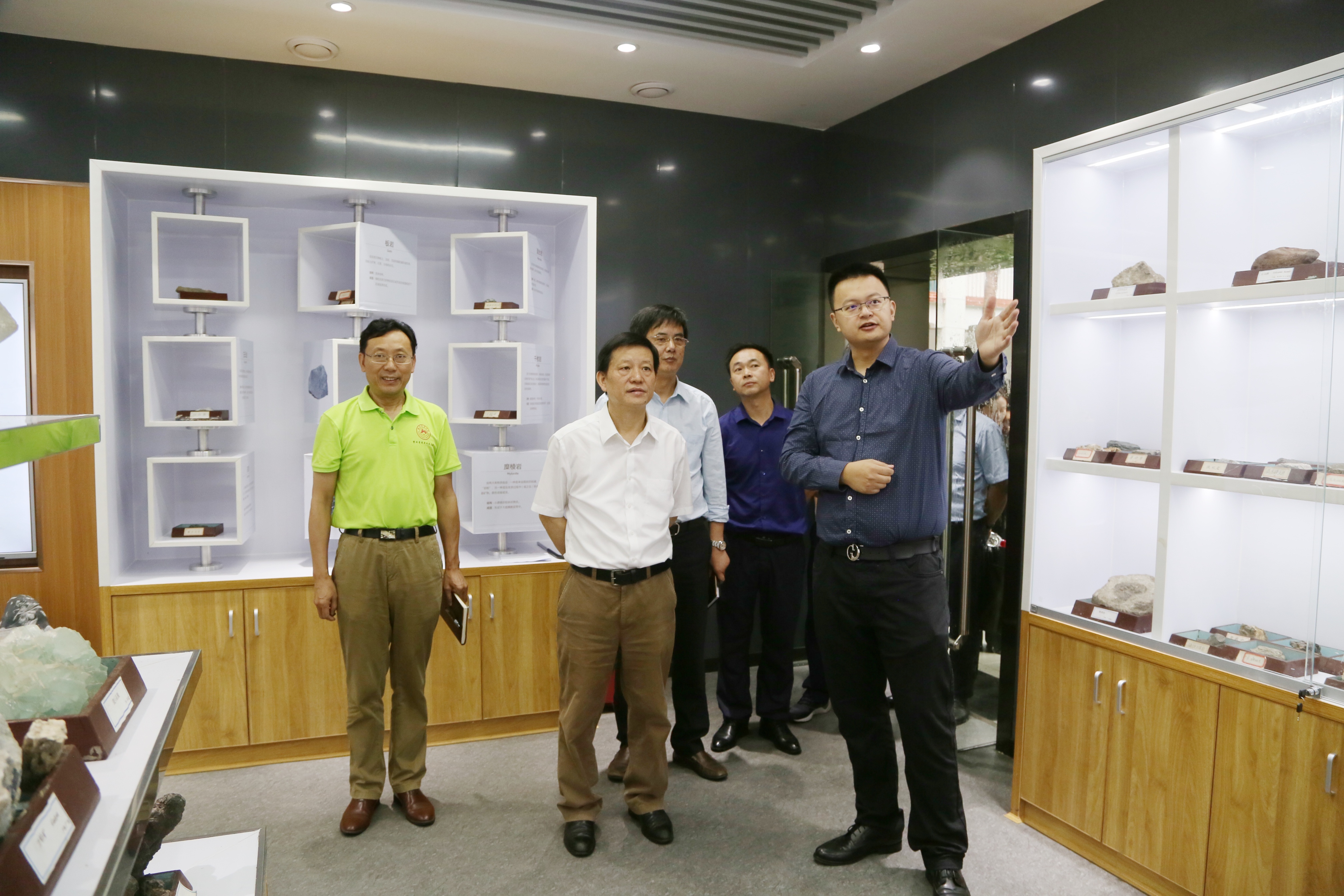 蒋洪新调研我校地学博物馆建设工作