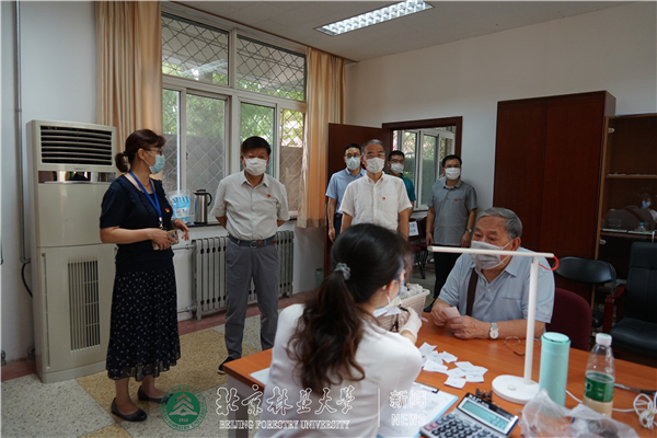 我校为离退休人员报销医药费开设“绿色通道”