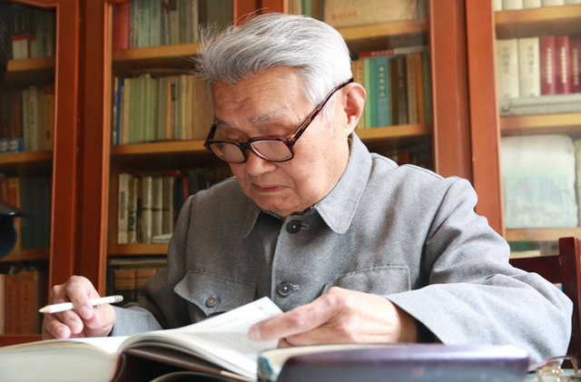 【忆山师名家】安作璋先生传略