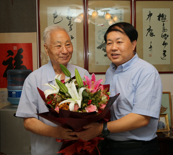 省社科联领导走访慰问李衍柱先生