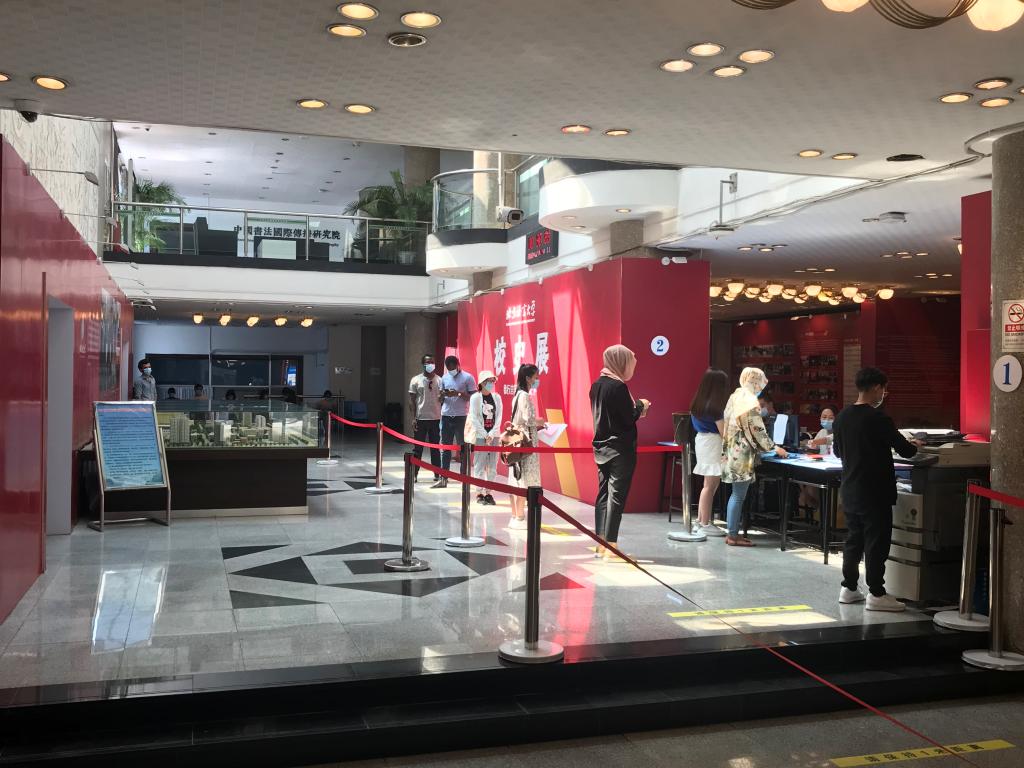 北语为京内国际学生集中办理签证手续