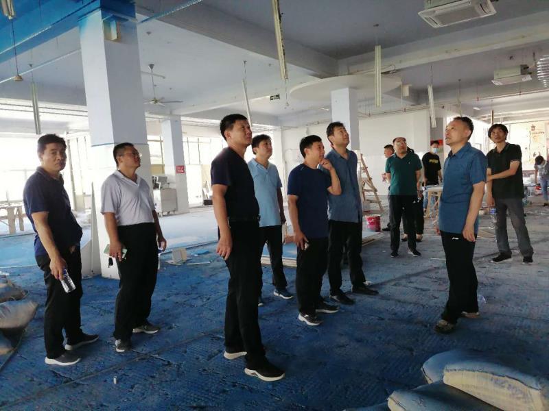 校领导视察暑期重点工作并看望坚守一线员工