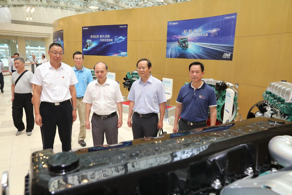 校长颜晓红赴各地校友会调研