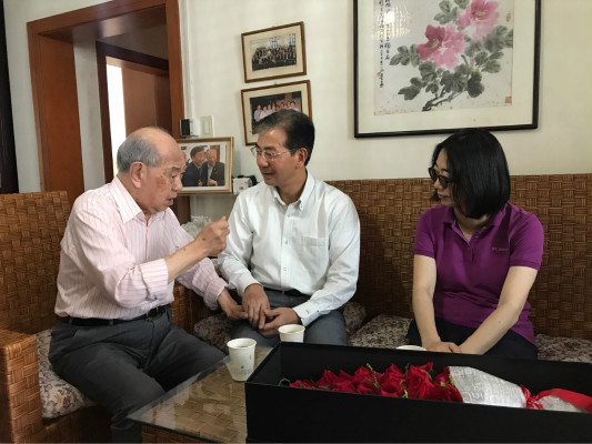 郭为禄看望慰问我校侨联老同志