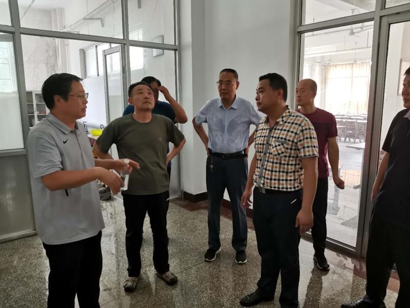 校长秦梦华检查指导暑期校园维修改造工作