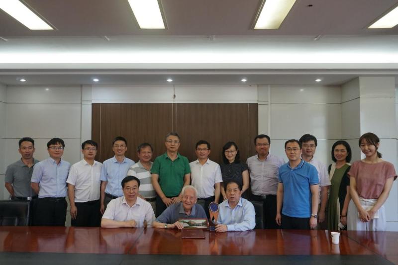校领导看望黄旭华学长并召开湖北青年校友座谈会
