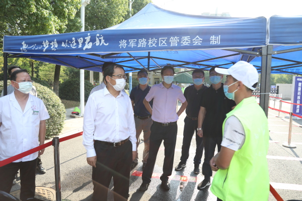 校长单忠德检查指导学生开学返校工作