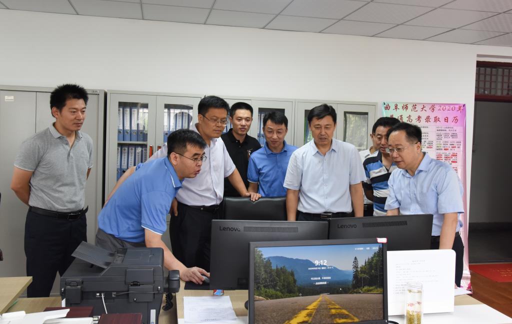 学校领导视察高考招生录取工作