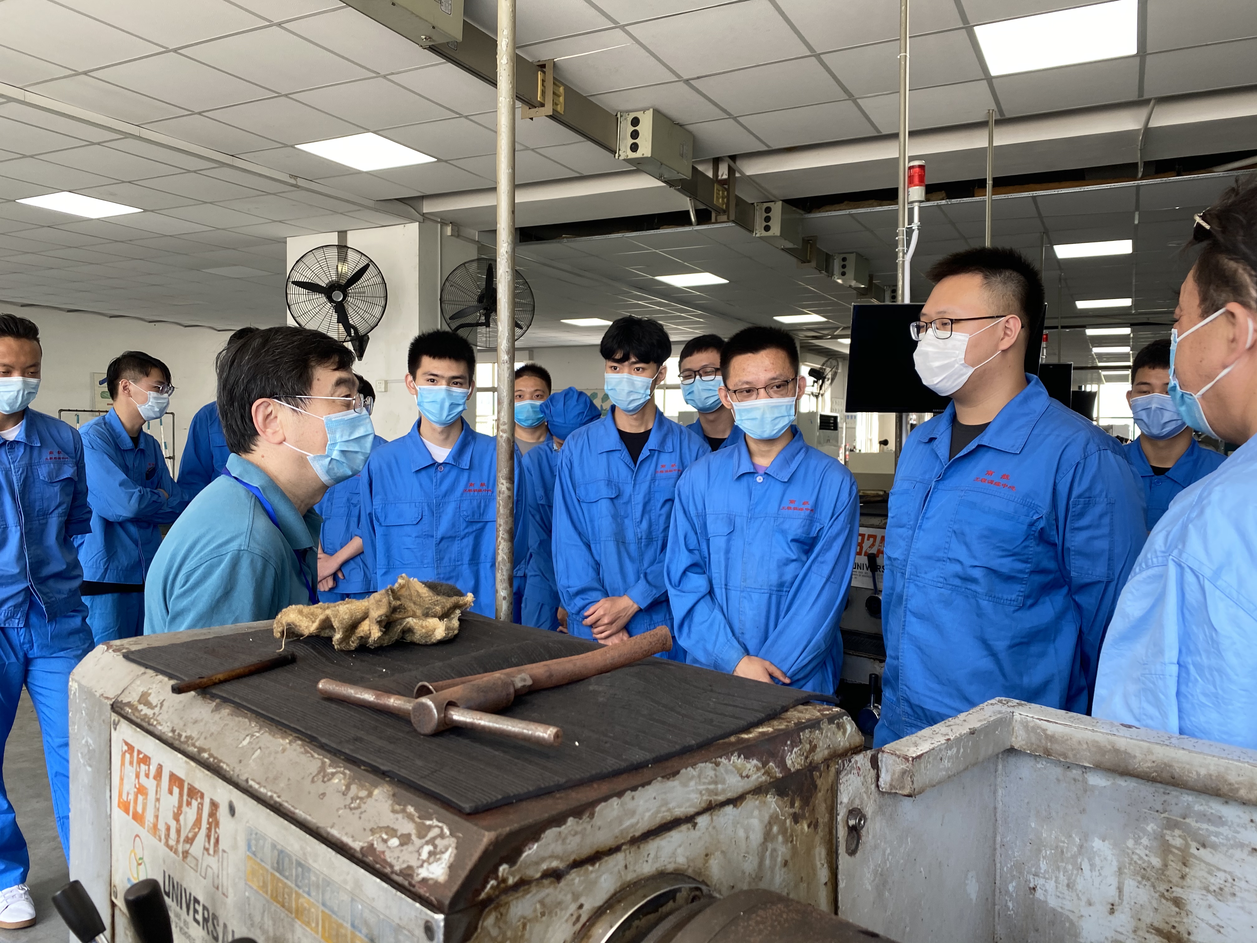 副校长施大宁检查指导公共实验教学部暑期实践教学工作
