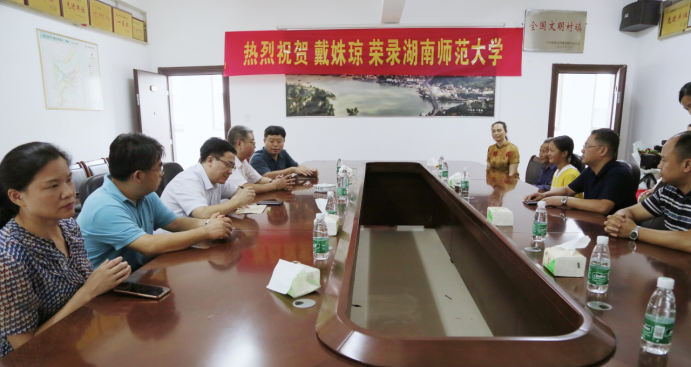 校领导“快递”出2020年第一封新生录取通知书