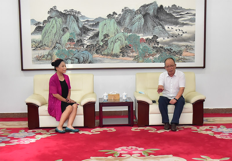 全国劳动模范李素丽一行来我校交流