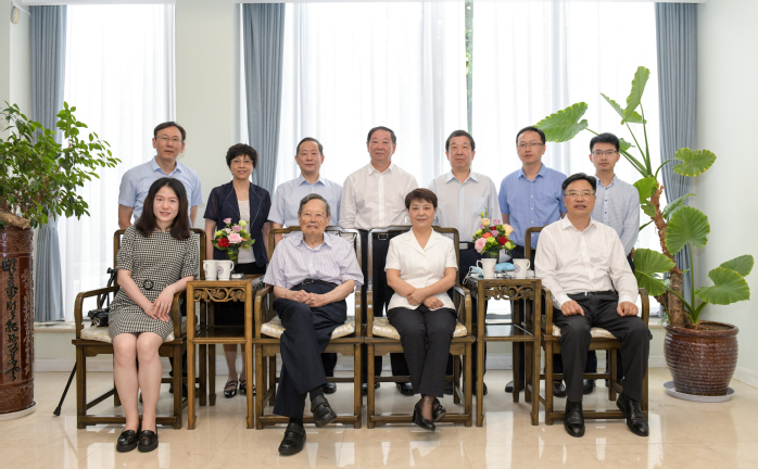 【聚焦“双一流”】杨振宁受聘担任安徽大学纽约石溪学院名誉院长