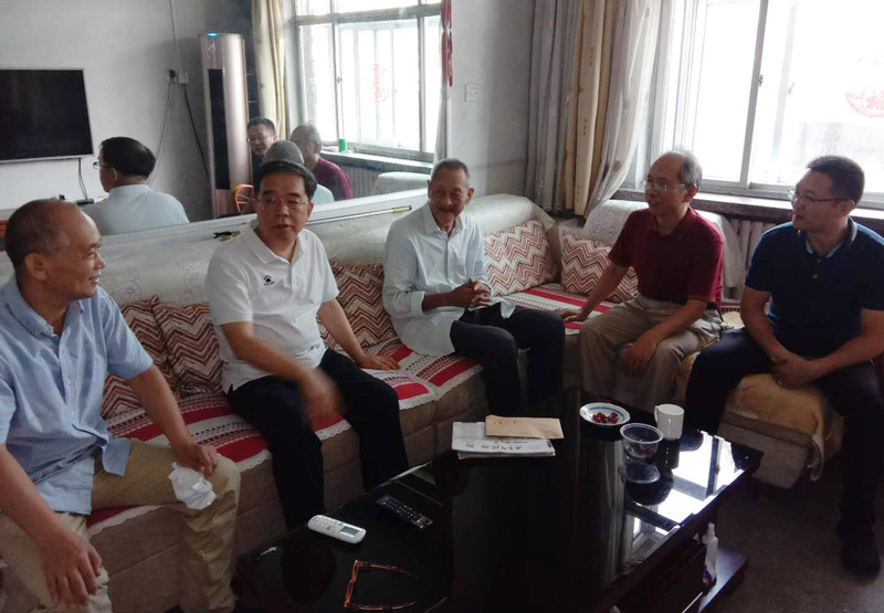 校领导走访慰问抗战时期参加革命工作的离休干部